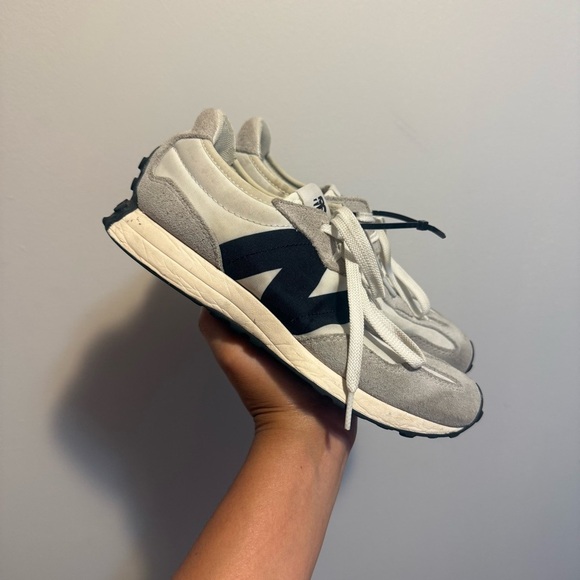 New Balance 327 Gray and Black Athletic Shoes Boy’s size US 4 - Picture 2 of 3